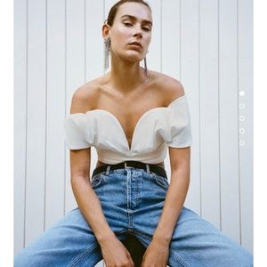 Top with sweetheart neckline and lined metal piece